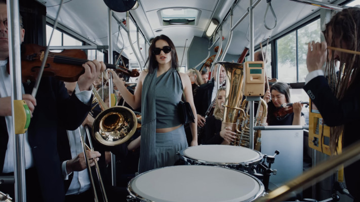 רוסליה בקליפ של הסינגל ''Berghain''