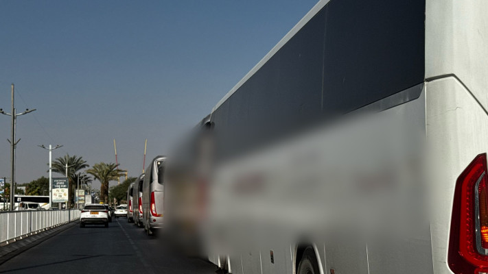 אוטובוסים עם הפועלים מגיעים לאילת