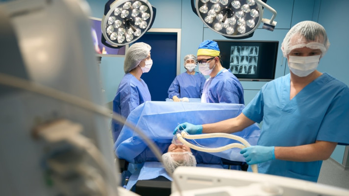 מרדים. הקברניט של חדר הניתוח