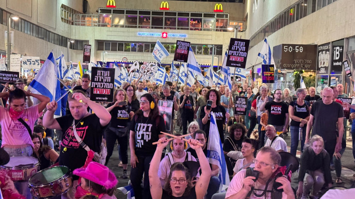 המונים בהפגנה למען הדמוקרטיה בתל אביב