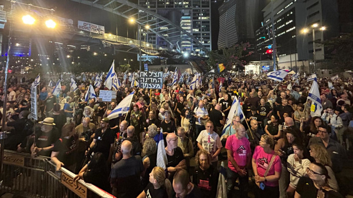 המונים בהפגנה למען הדמוקרטיה בתל אביב