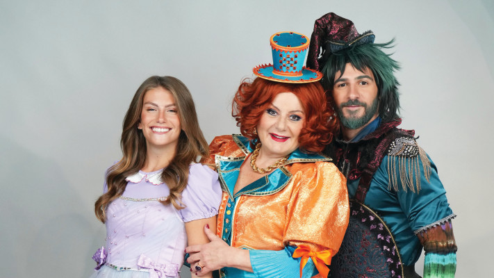 כובע קסמים בחנוכה, מבית תיאטרון השעה הישראלי