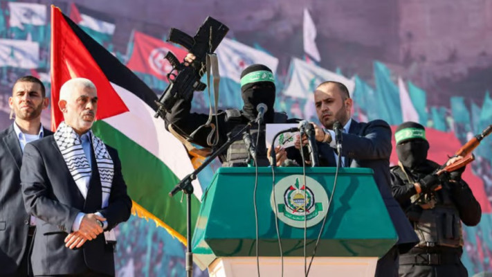 נשקו של סגן הדר גולדין ז''ל מוצג בעזה ב-2022