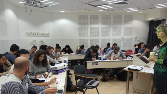 סטודנטים בכיתה במכון פויירשטיין (למצולמים אין קשר לנאמר)