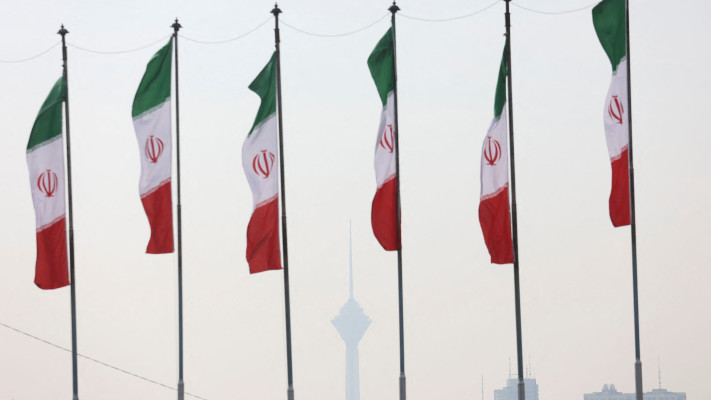 דגלי איראן על רקע זיהום אוויר חמור בטהרן