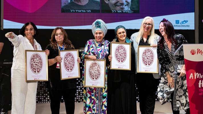 מימין זו המנחה, לידה צחית לוי, ג׳ולי קופרשטיין, פמלה קליימן, סילביה קוניו ומירב גרצ׳בסקי (צילום: אבירם ולדמן)