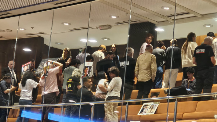 המשפחות השכולות ביציע בכנסת מפנות לנתניהו את הגב במהלך נאומו