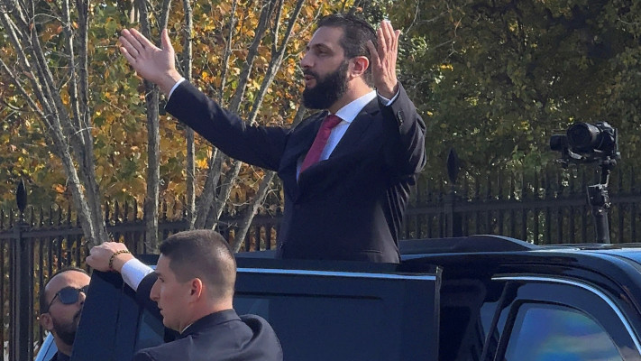 אל ג'ולאני מברך את תומכיו לאחר הפגישה עם דונלד טראמפ