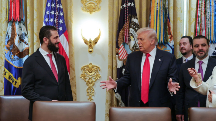 אחמד א-שרע (אל ג'ולאני) נפגש עם דונלד טראמפ בבית הלבן