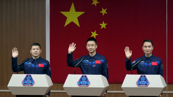 שלושת האסטרונאוטים שתקועים בחלל