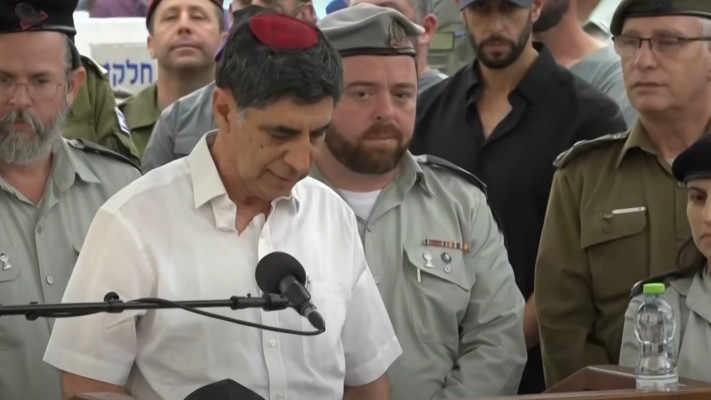 אביו של הדר גולדין ז''ל, שמחה גולדין בהלוויית בנו