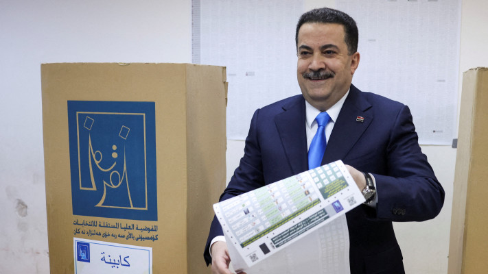 ראש ממשלת עיראק, מוחמד שיא א-סודאני, מצביע בתחנת קלפי