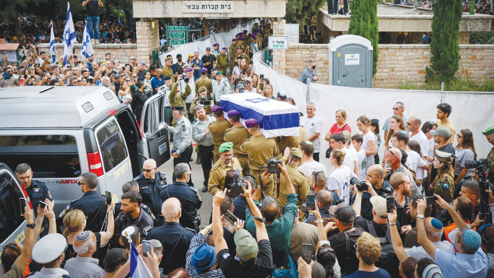 המונים במסע הלוויה של סגן הדר גולדין ז''ל