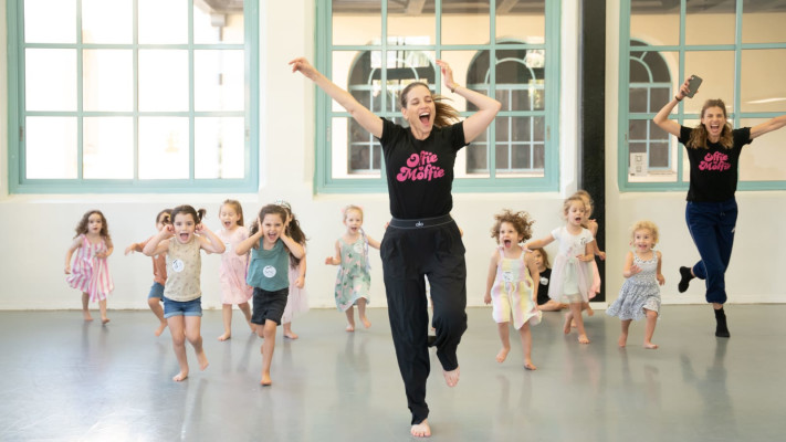 רננה רז ועילאיה שליט בסדנה עם ילדים