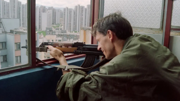 צלף מגן על אזרחים מתקיפות במהלך המצור על סרייבו