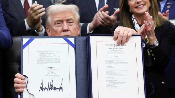 נשיא ארה''ב דונלד טראמפ חותם על הצו שמסיים את השבתת הממשל