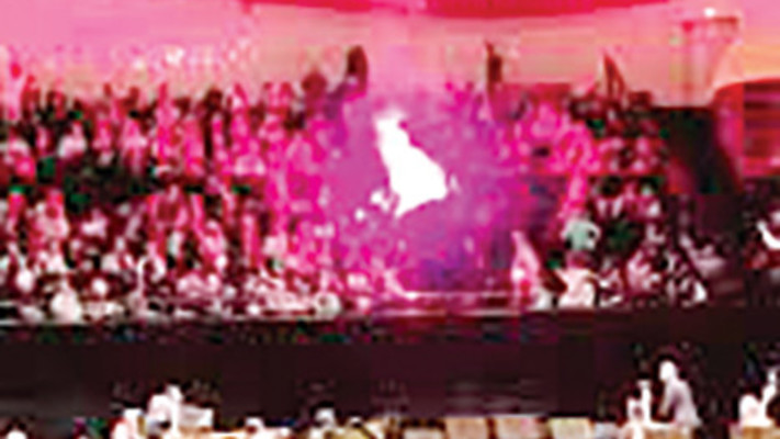 אבוקות באמצע מופע הפילהרמונית 