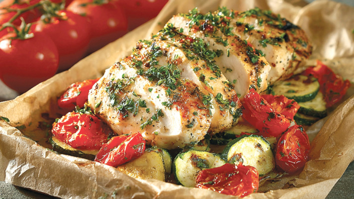 חזה עוף אפוי עם תפו''א וקישואים