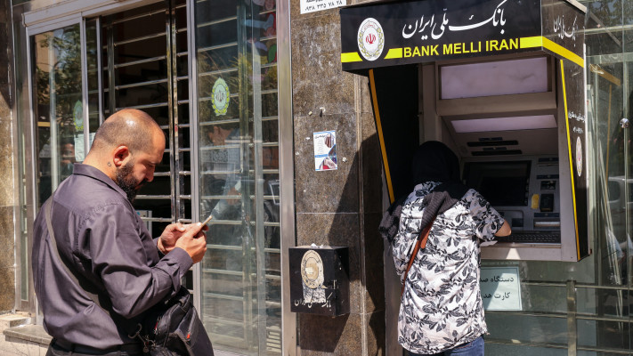 חשש מהאצת האינפלציה. אזרחים באיראן בתור לכספומט