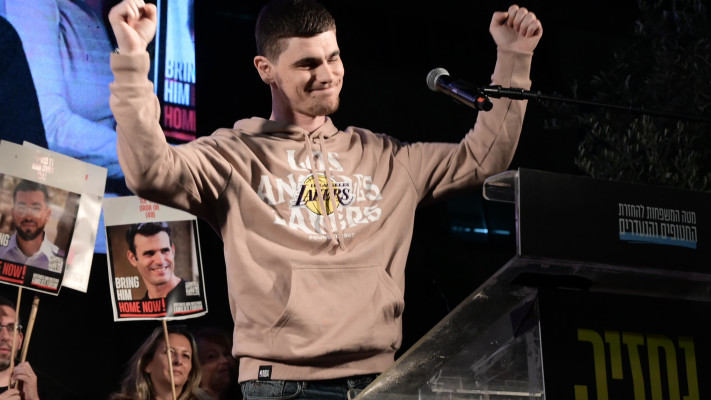 שורד השבי מקסים הרקין בכיכר החטופים