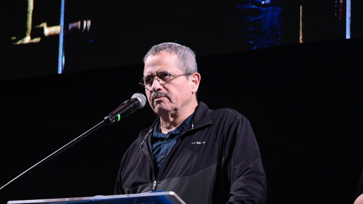 רוני אלשיך בהפגנה בכיכר הבימה