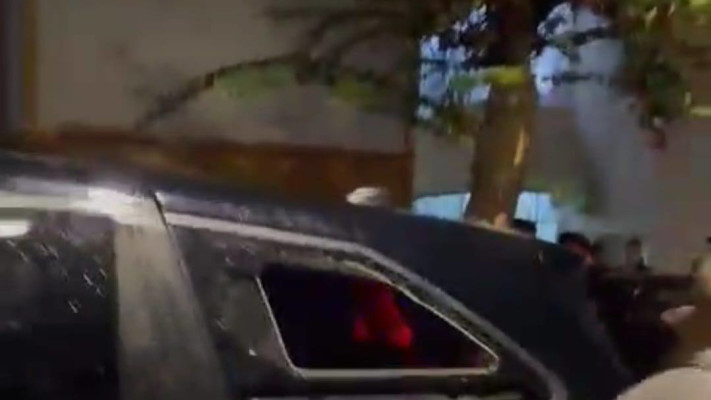 שמשתו המנופצת של ח''כ יואב בן צור בעקבות לינץ' החרדים