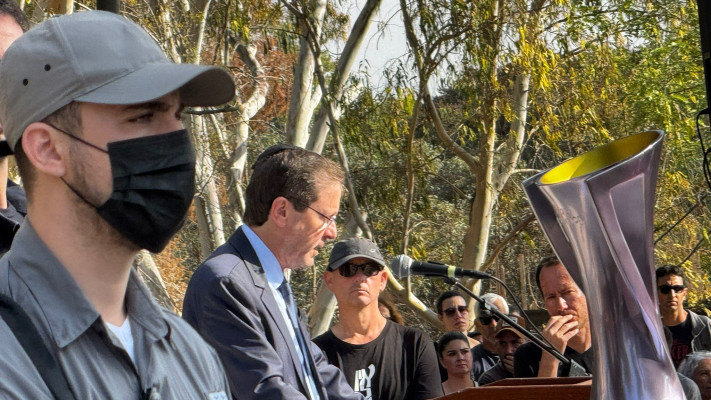 הנשיא יצחק הרצוג בהלוויתו של מני גודארד ז''ל בקיבוץ בארי