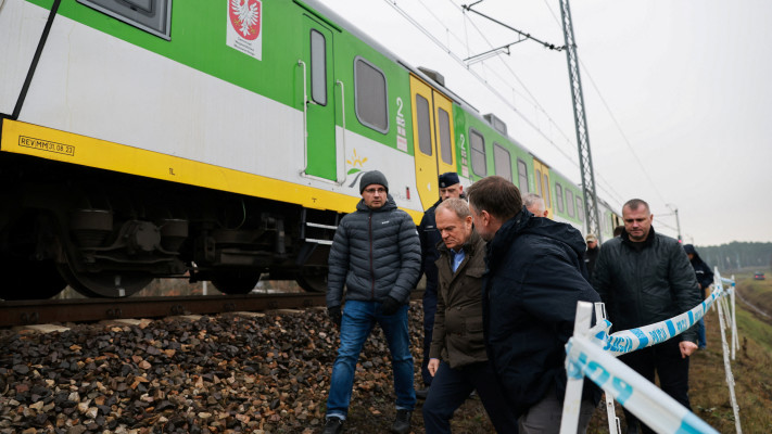 ראש ממשלת פולין דונלד טוסק בזירת הפיצוץ