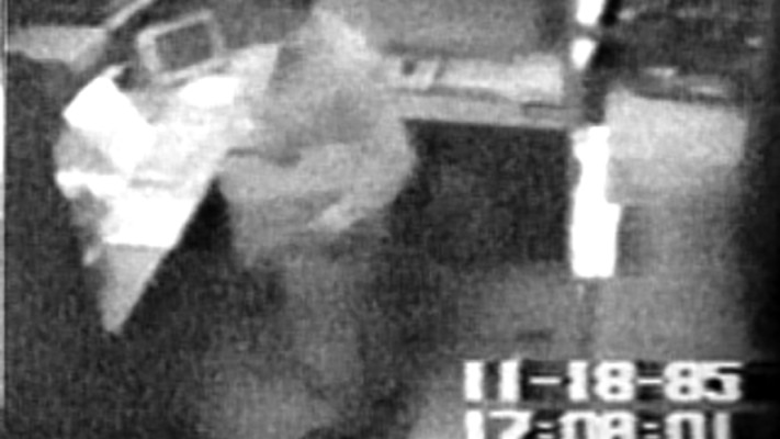 פולארד גונב מסמכים