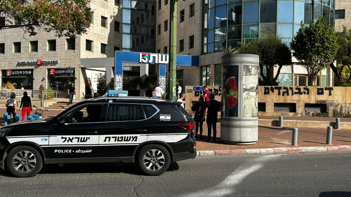 כוחות משטרה מחוץ למשרדי ערוץ 13