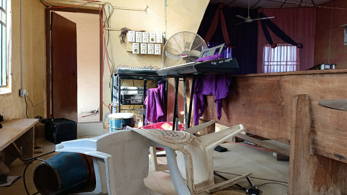 תמונה מתוך הכנסייה אחרי המתקפה 