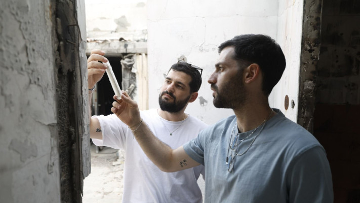 גלי וזיו ברמן עם המזוזה