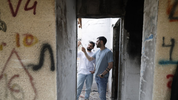 גלי וזיו ברמן עם המזוזה