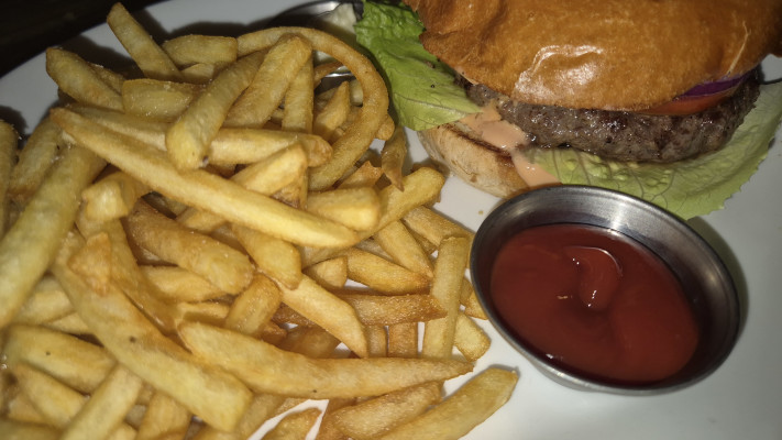 בול בפוני. המבורגר בפאב השופטים