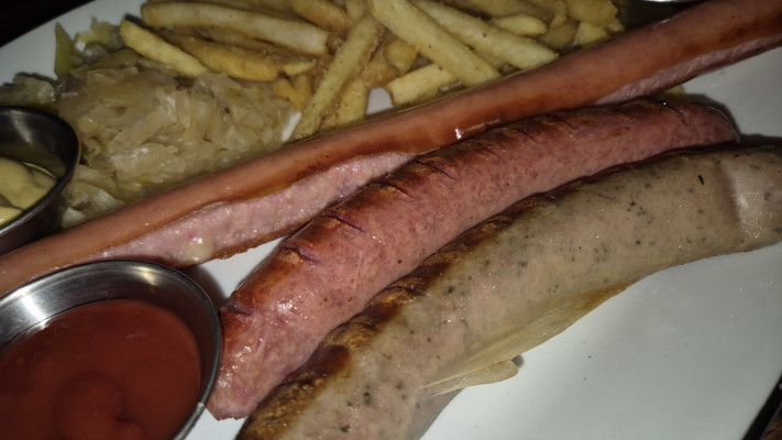 נקניקיות בפאב השופטים