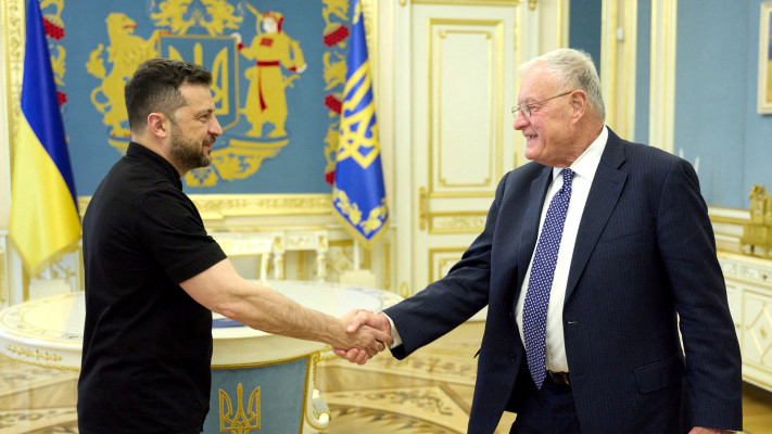 שליח ארה''ב לאוקראינה לשעבר, קית' קלוג, ונשיא אוקראינה, וולודימיר זלנסקי