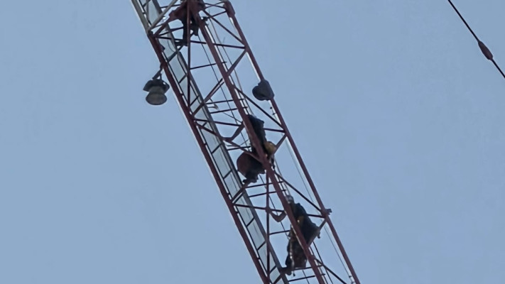 נער נתקע על מנוף בירושלים