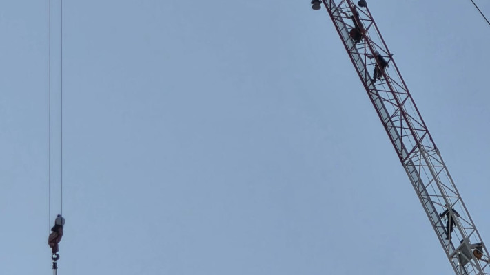 נער נתקע על מנוף בירושלים