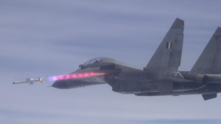 טיל Astra מדגם Mk1 שוגר ממטוס סוחוי Su-30MKI הודי