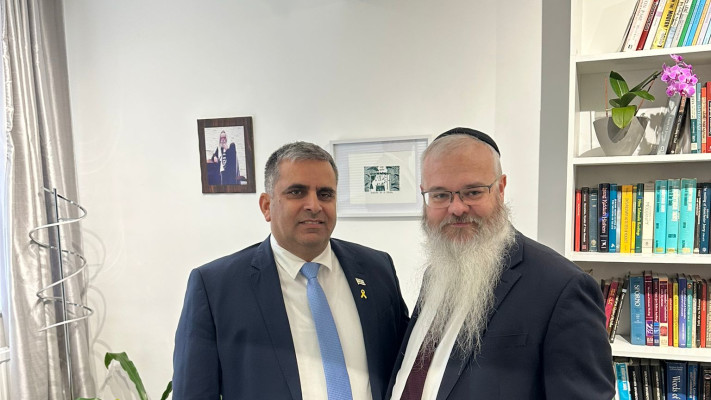 השר אופיר סופר והרב הראשי של מנצ'סטר דניאל ווקר