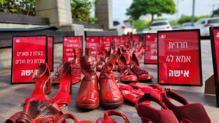 מיצג הידיים האדומות לזכר הנשים שנרצחו 