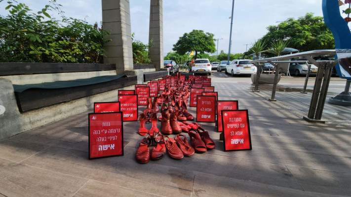 מיצג הידיים האדומות לזכר הנשים שנרצחו 