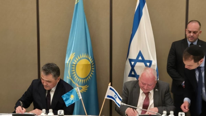 השר אמסלם ושר משאבי המים של קזחסטן, נורז'אן נורז'יגיטוב, חותמים על מזכר ההבנות