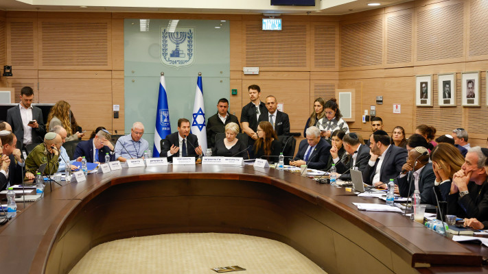 הדיון על הנוסח המעודכן של חוק הגיוס בוועדת החוץ והביטחון בראשות בועז ביסמוט