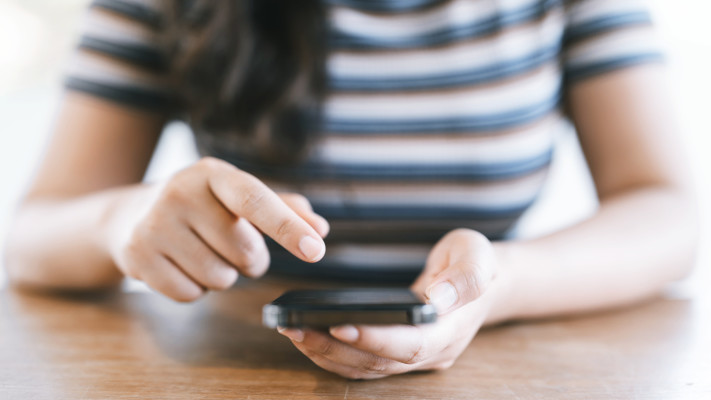 אישה עם טלפון סלולרי