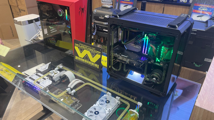 מחשב גיימינג מובנה בתוך שולחן שקוף המאפשר לצפות ברכיבי המערכת 