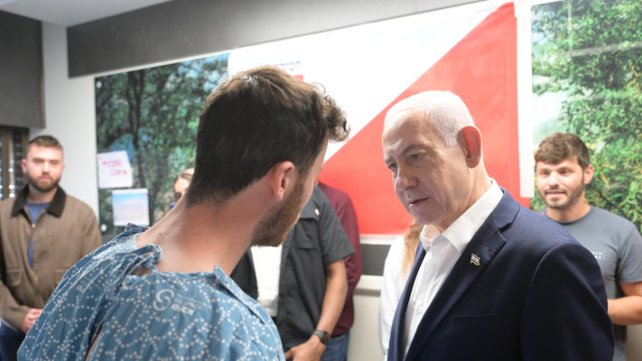 רה''מ נתניהו מבקר את הפצועים מהתקרית בסוריה 