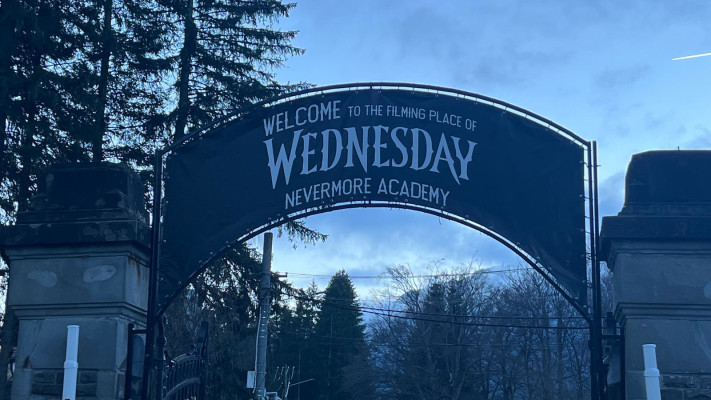 טיר, &ldquo;Wednesday&rdquo; הנמצאת בסמוך לסיינה