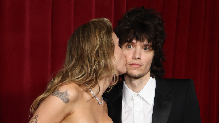 מקס מורנדו ומיילי סיירוס (צילום:  VALERIE MACON / AFP via Getty Images)