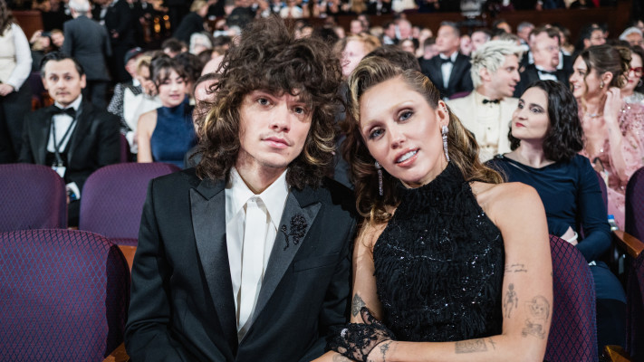 מיילי סיירוס ומקס מורנדו (צילום: John Shearer/97th Oscars/The Academy via Getty Images)